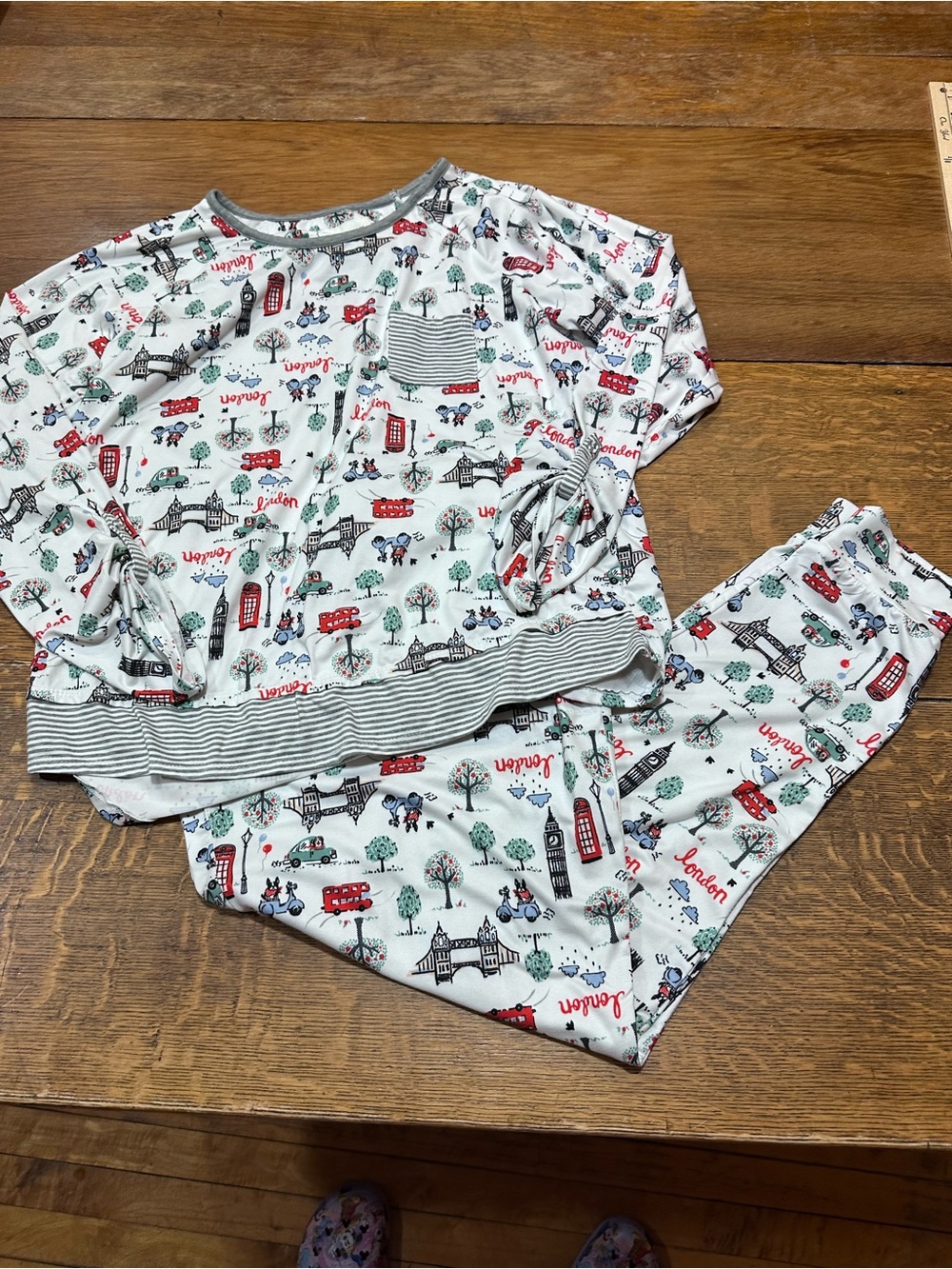 Cuddl Duds White London Print womens sz medium pajamas Red & Green Accent